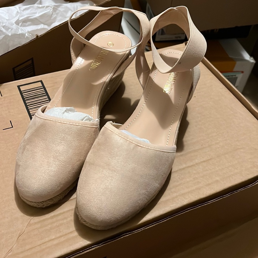 Closed toe wedges size 10